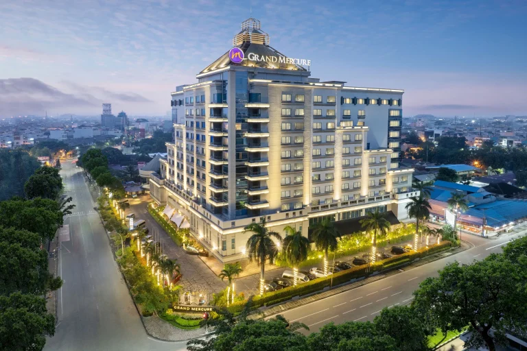 Gedung megah Hotel Grand Mercure tampak luar sebagai gambaran fisik dan syarat hotel bintang 5